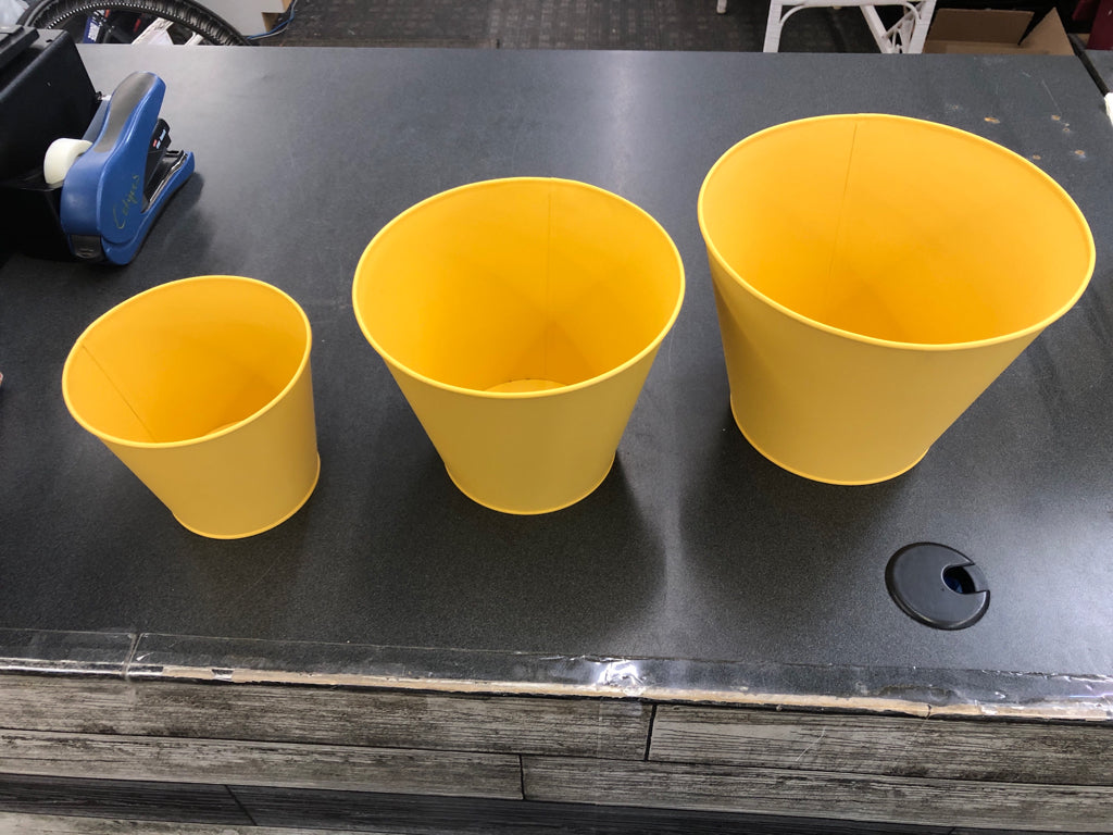 BLACK 3 LEG PLANT STAND W/3 YELLOW POTS.