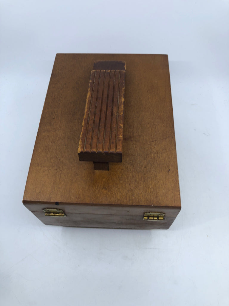 VTG WOOD SHOE SHINER FOOTED BOX W/ LATCH.