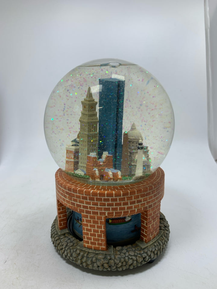 NIB LORD AND TAYLOR BOSTON MUSICAL SNOW GLOBE.