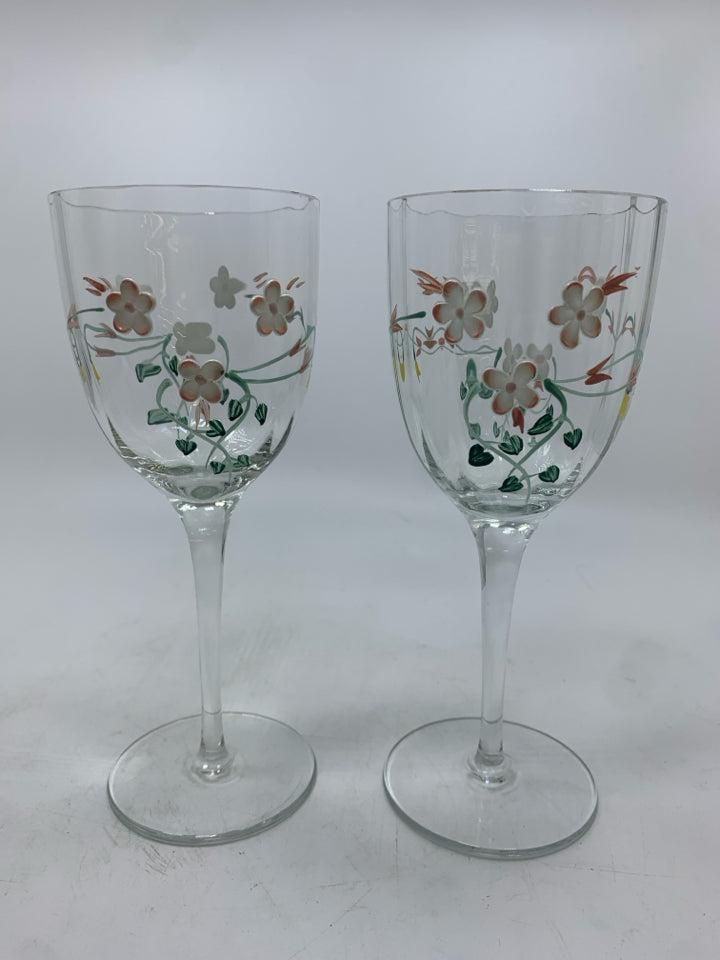 2 WHITE DAISY EMBOSSED WINE GLASSES.