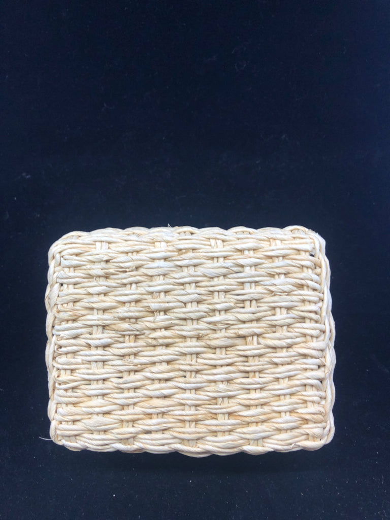 SMALL FLEXIBLE WOVEN BASKET W/ BEIGE FAUX LEATHER HANDLES.