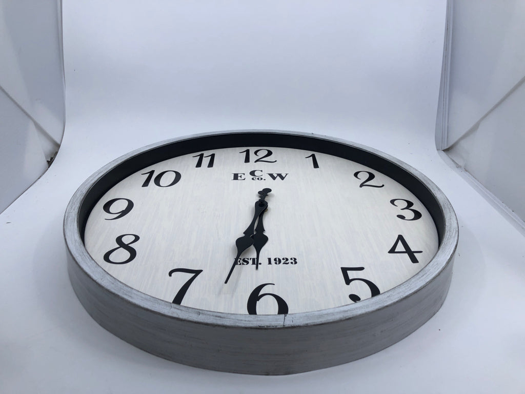 LARGE ROUND WHITE CLOCK.