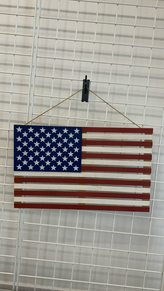 WOOD SLAT AMERICAN FLAG WALL HANGING.