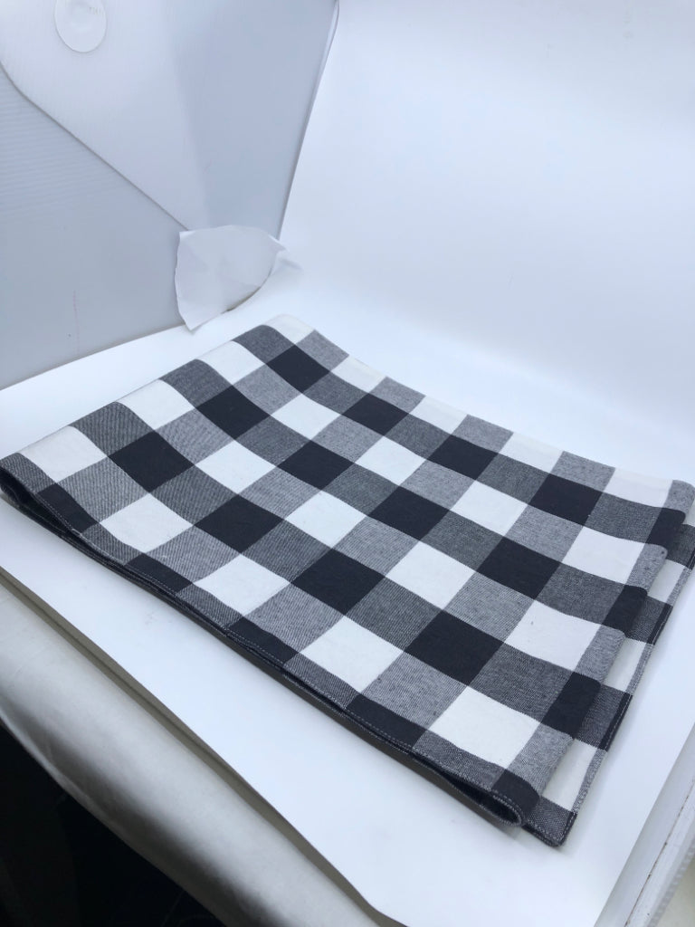 BLACK/WHITE CHECKED TABLE RUNNER.