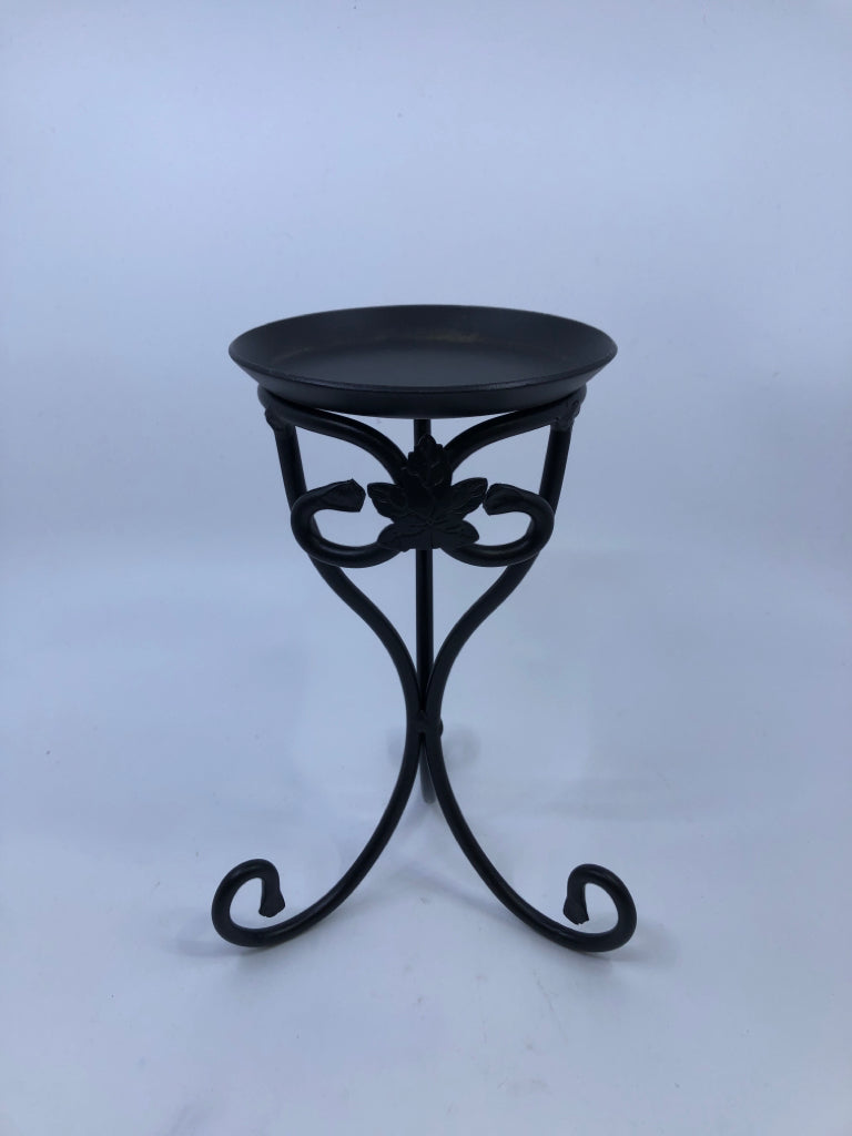 PILLAR CANDLE HOLDER W MAPLE LEAF.