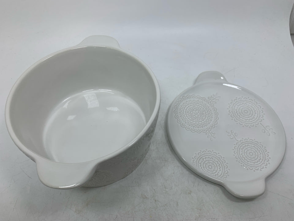 COVERED EMBOSSED CASSEROLE.