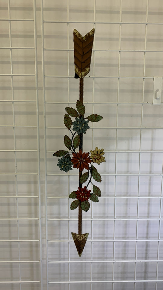 METAL ARROW AND FLOWERS WALL DECOR.