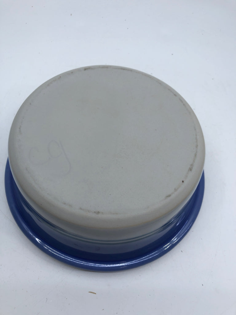 BLUE HEAVY POTTERY CIRCLE CASSEROLE DISH W/ LID BLUE FLOWER DETAIL.
