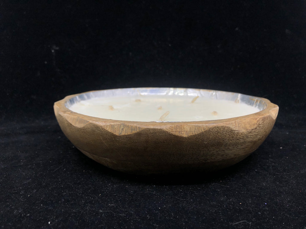 LARGE CANDLE IN ROUND WOOD BOWL.