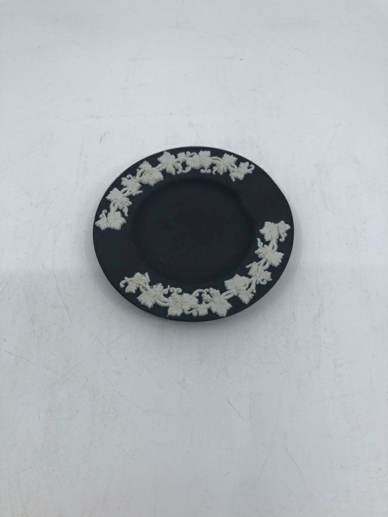 VTG WEDGWOOD BLACK JASPERWARE ASHTRAY.