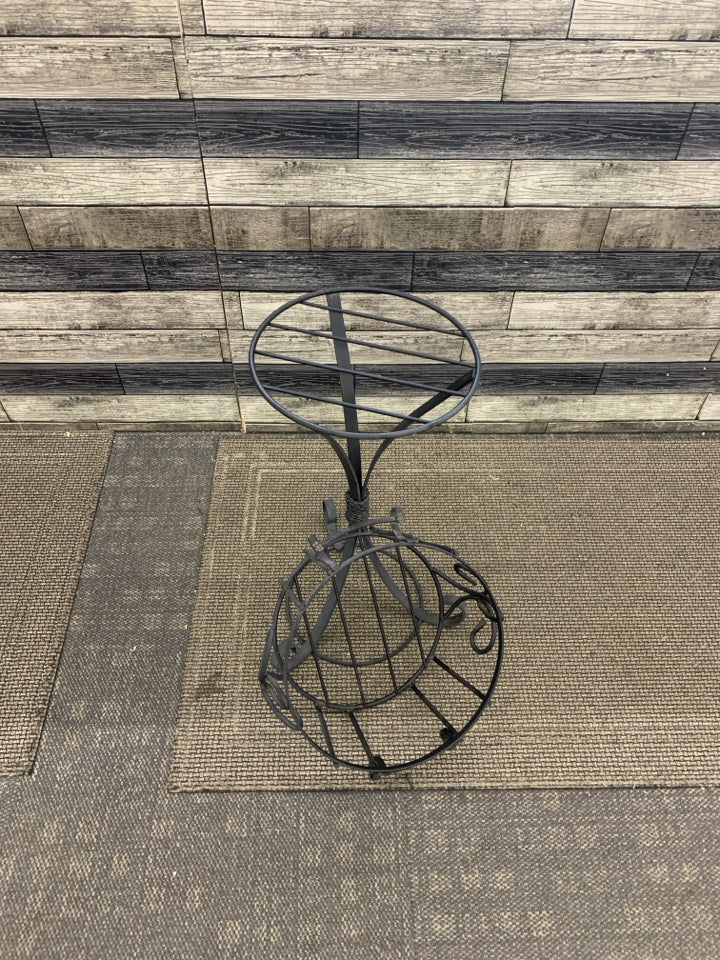 2PC METAL SCROLL PLANT STAND.