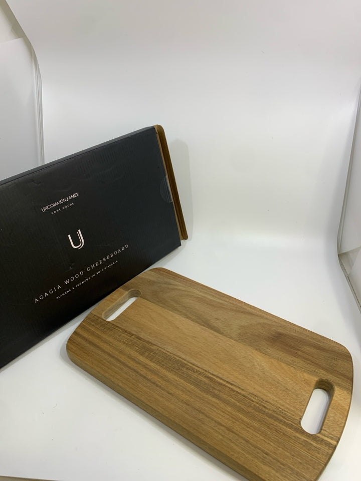 ACACIA WOOD CHEESE BOARD IN BOX.