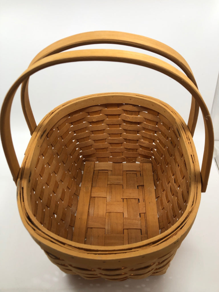 WOVEN WICKER BASKET W/HANDLES.