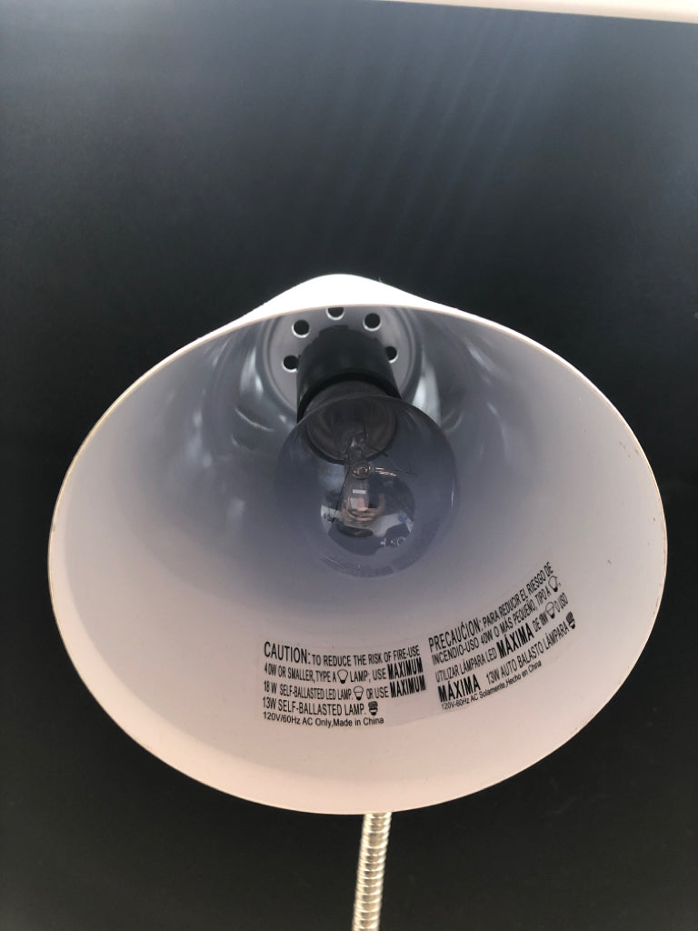 WHITE PLASTIC ADJUSTABLE DESK LAMP W/USB PORT.