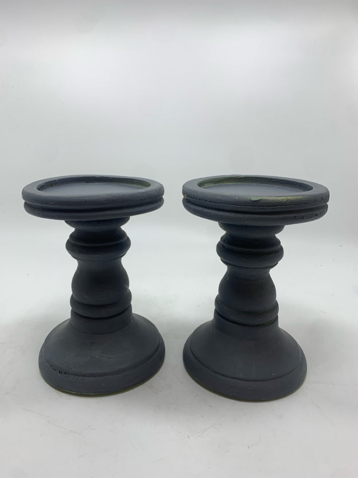 2 GREY RESIN PILLAR CANDLE HOLDERS.