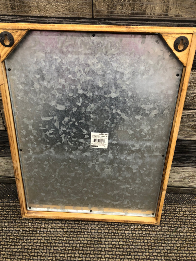 PINEAPPLE PRINT ON METAL AND WOOD FRAME.