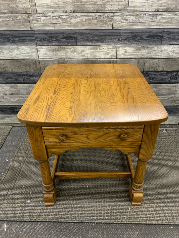 WOOD END TABLE W/DRAWER.