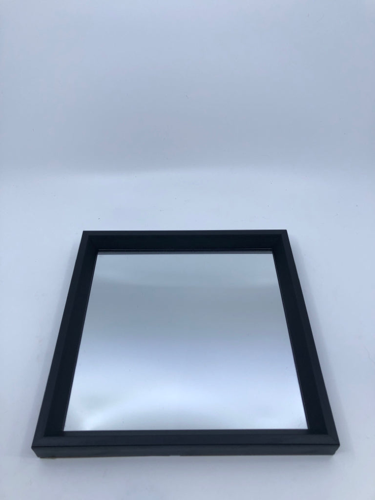 BLACK SQUARE MIRROR.