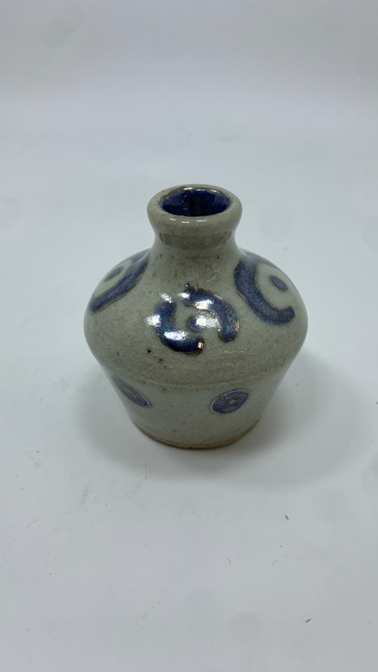 BEIGE GLAZED POTTERY BUD VASE W/BLUE.