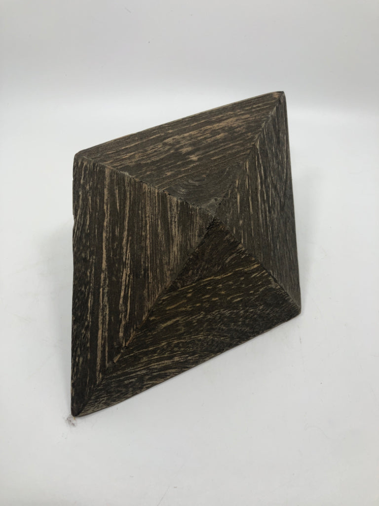 DIAMOND-SHAPED WOOD DECOR.