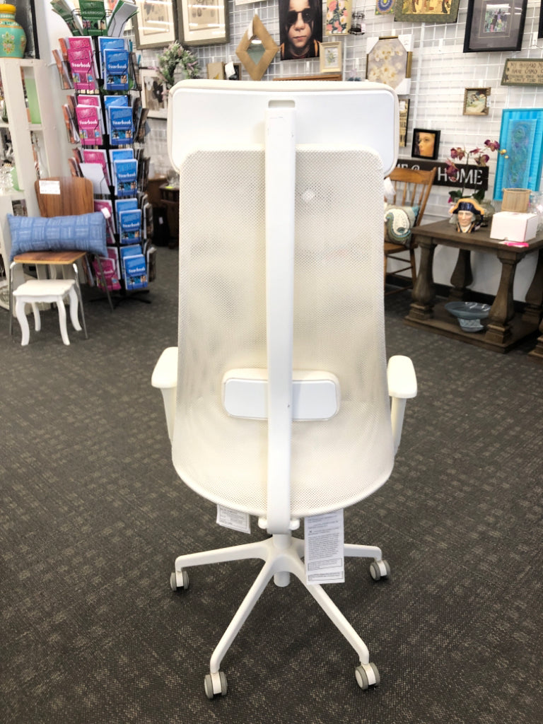 WHITE HIGH BACK GAMER CHAIR.