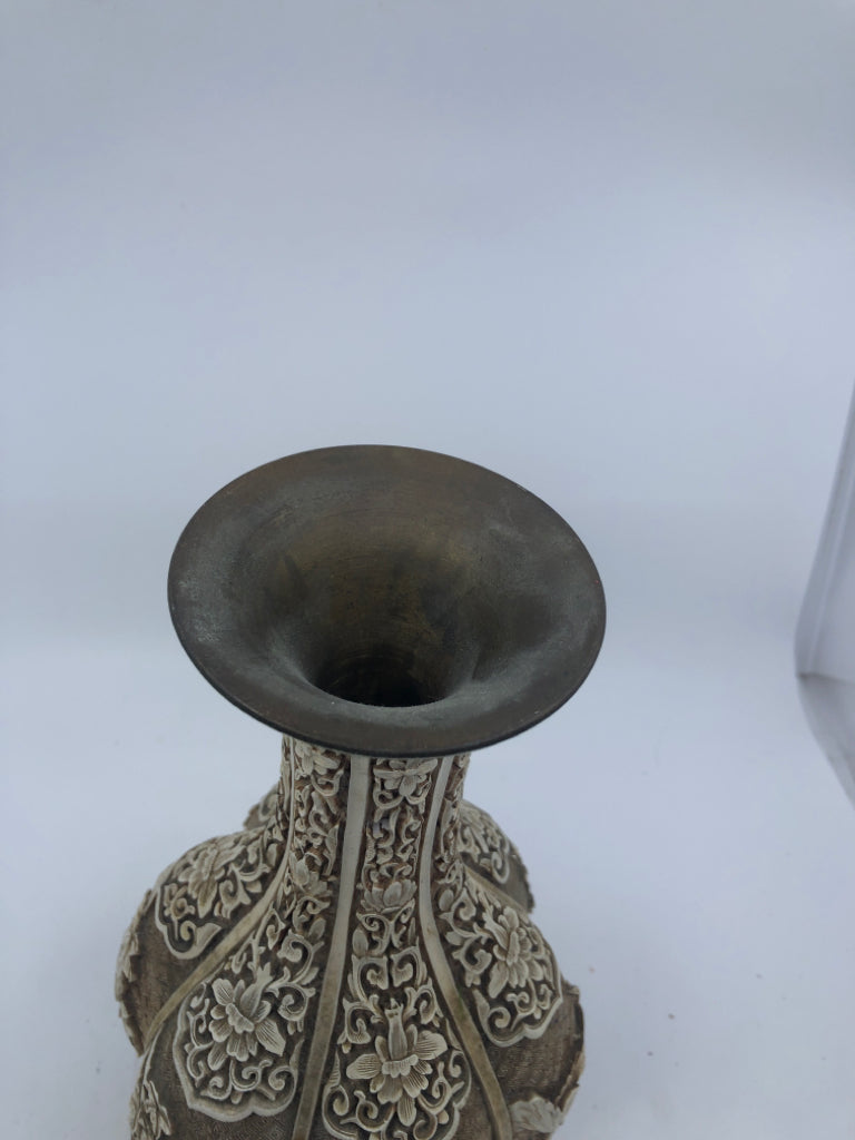 WHITE CARVED SKINNY NECK VASE.