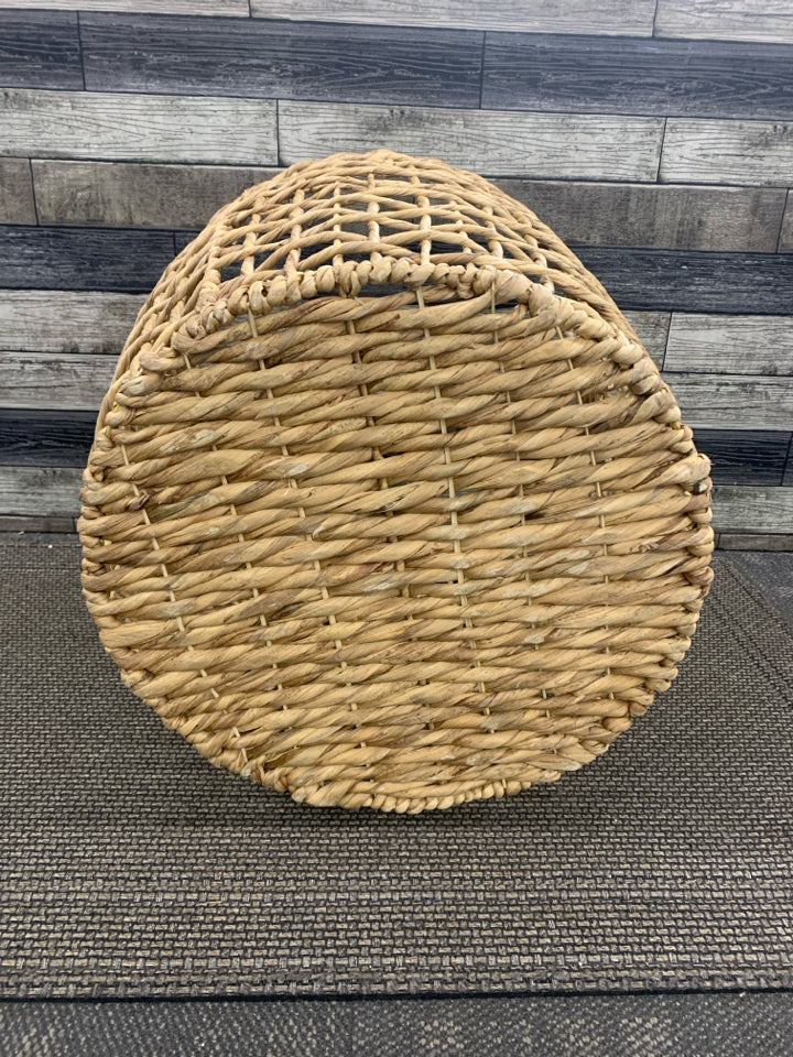 LG WOVEN WICKER BASKET.