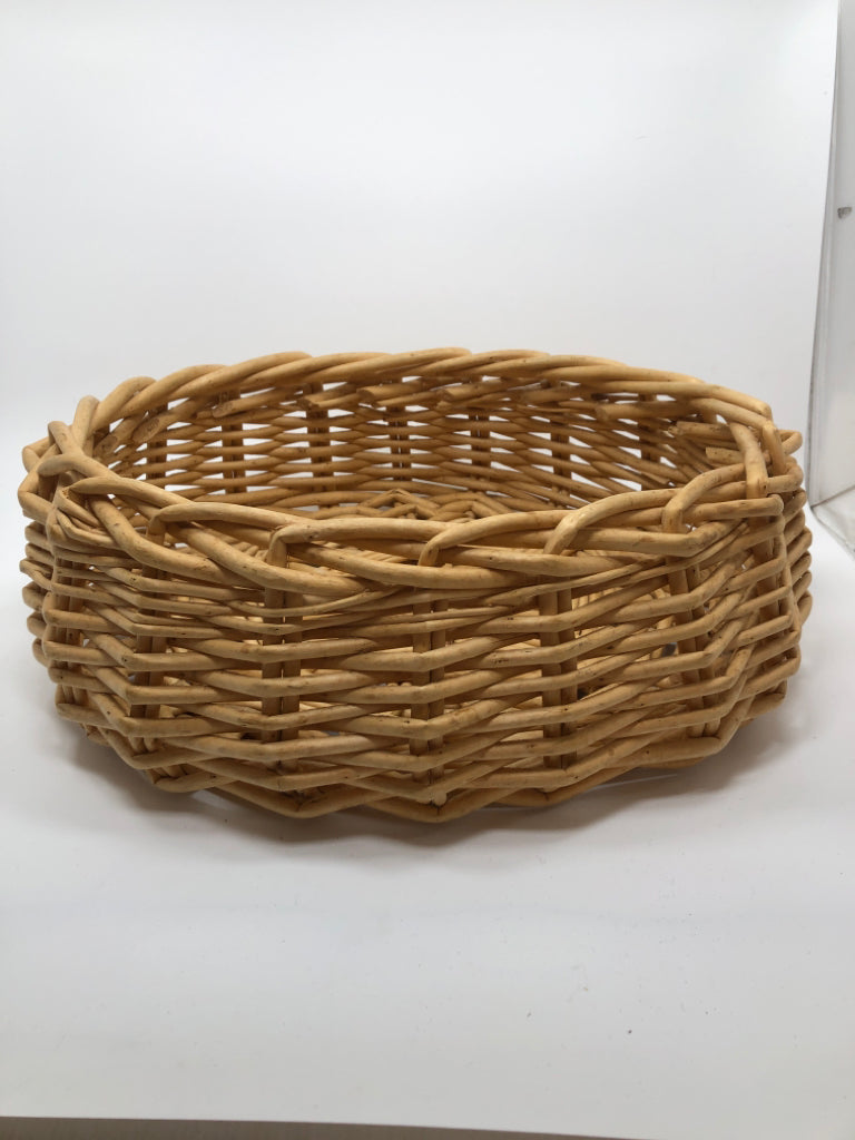 SHALLOW WICKER BASKET.