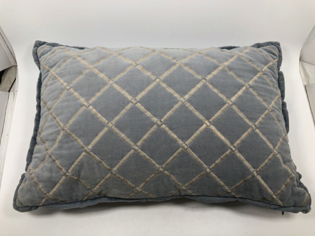 LIGHT BLUE STITCHED ACCENT PILLOW.