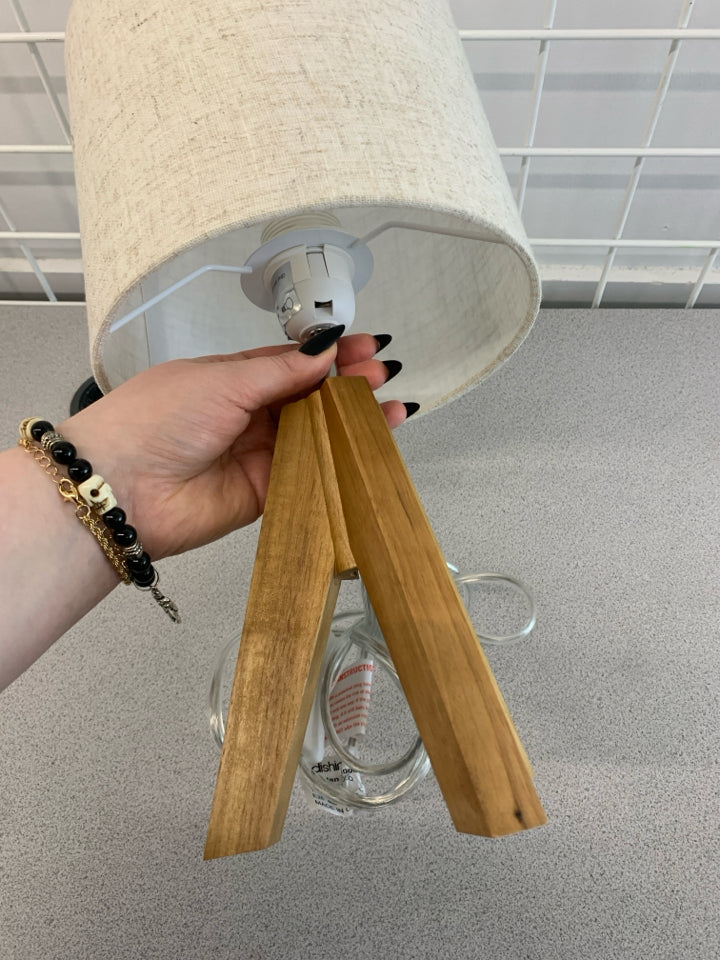 WOODEN TRIPOD TABLE LAMP.