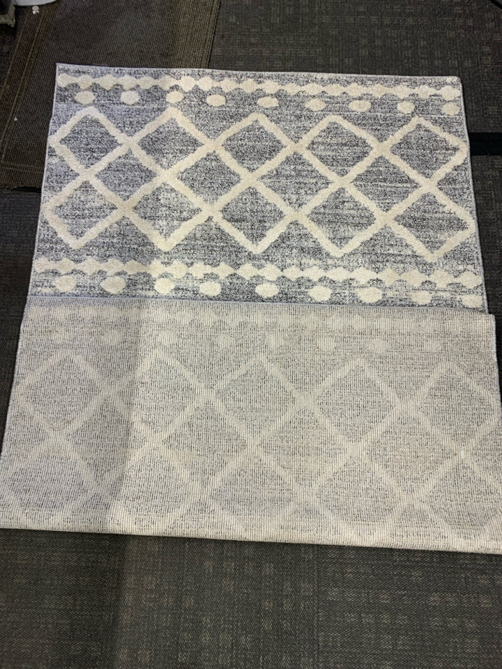 MARBLE BLUES W/ EMBOSSED WHITE AZTEC PATTERN RUG MARTHA STEWART.