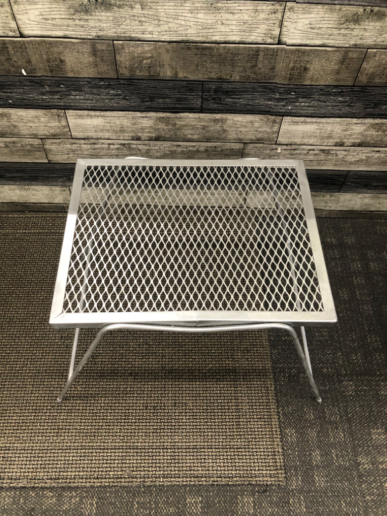 SHORT METAL PLANT STAND.