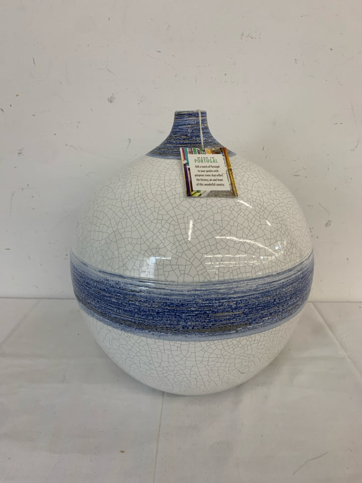 ROUND BLUE AND WHITE TEXTURED VASE W TAG.