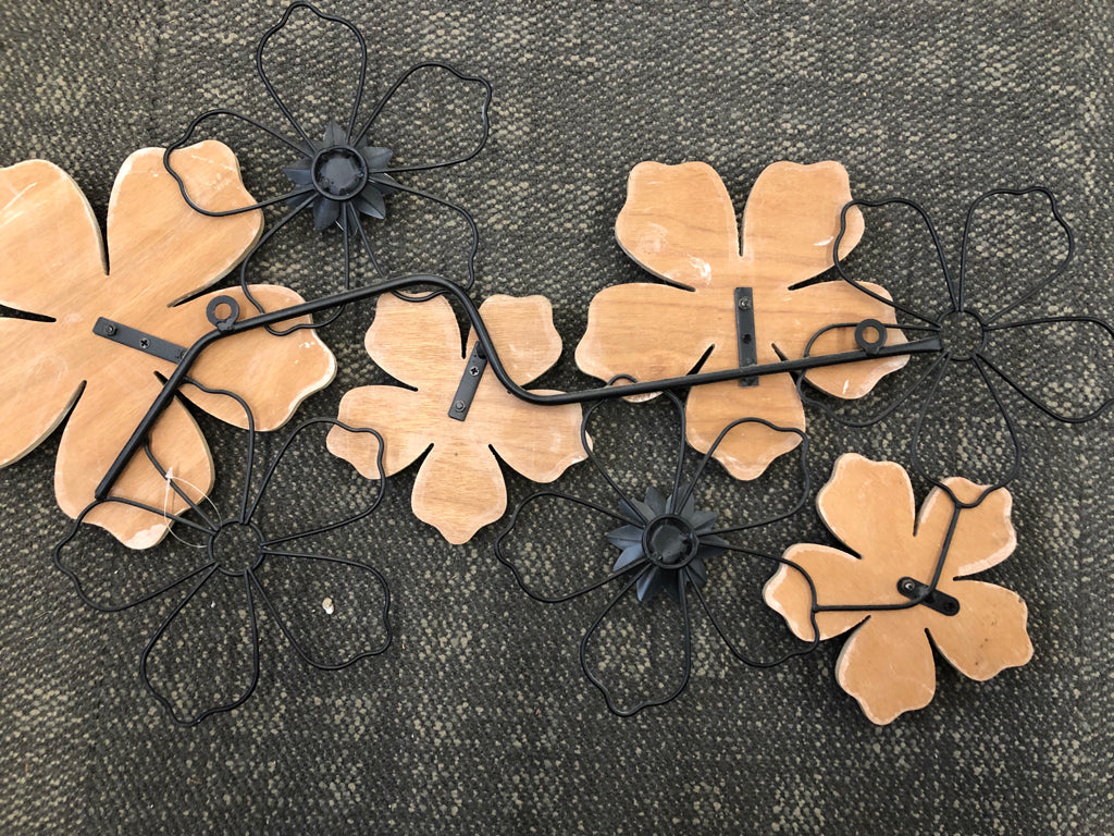 METAL/WOOD FLOWER WALL-ART.