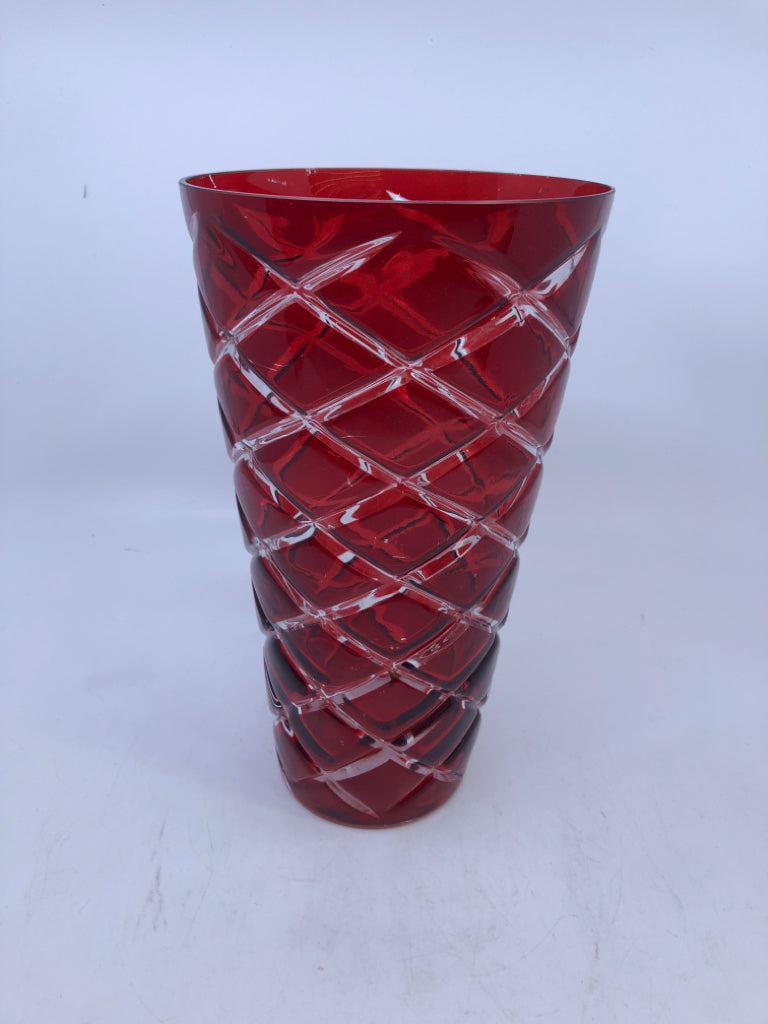 RED TEXTURED PRISM SHAPED GLASS VASE.