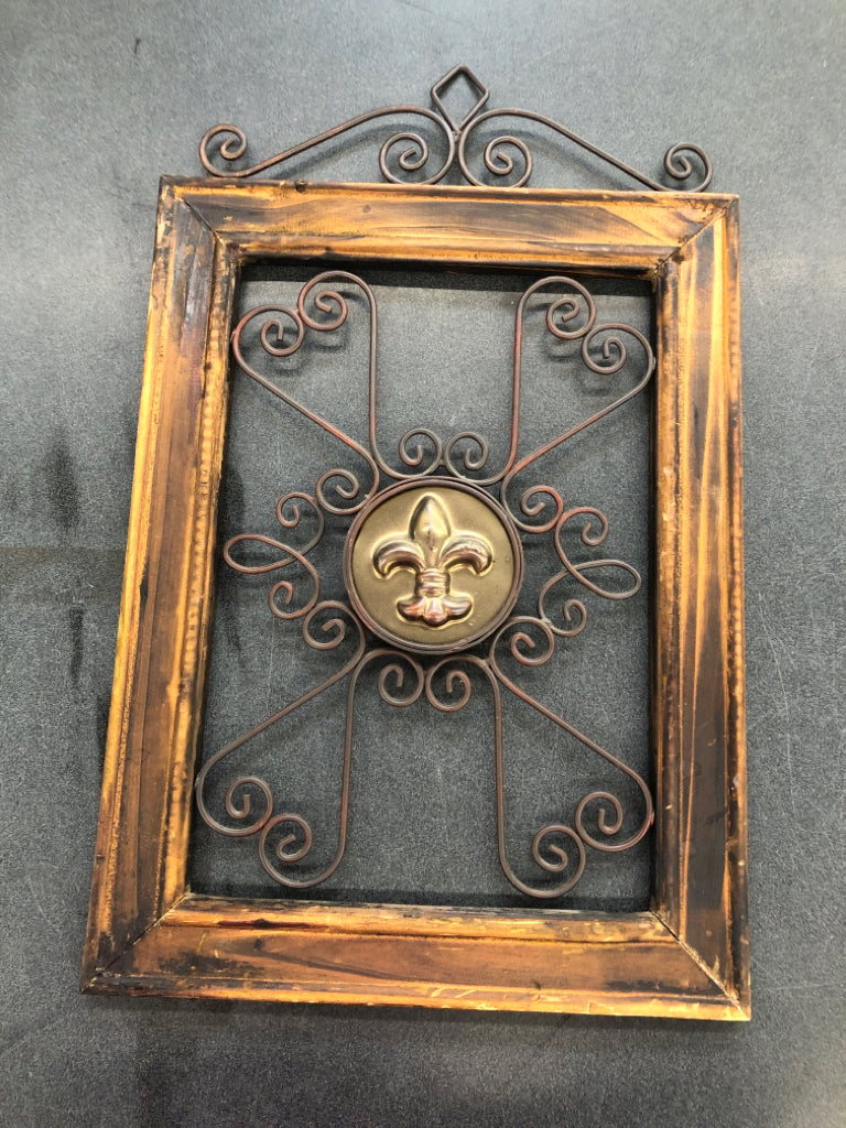 SMOKED WOOD FRAME METAL FLEUR DE LIS.