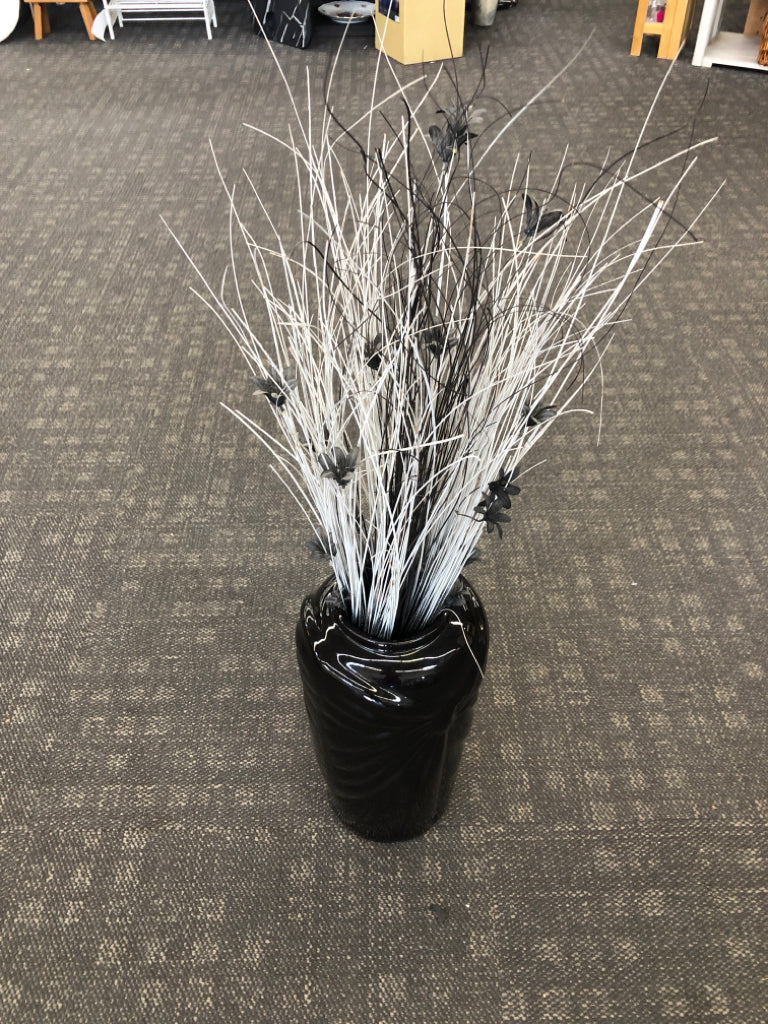 BLACK VASE W BLACK+ WHITE FAUX GRASS.