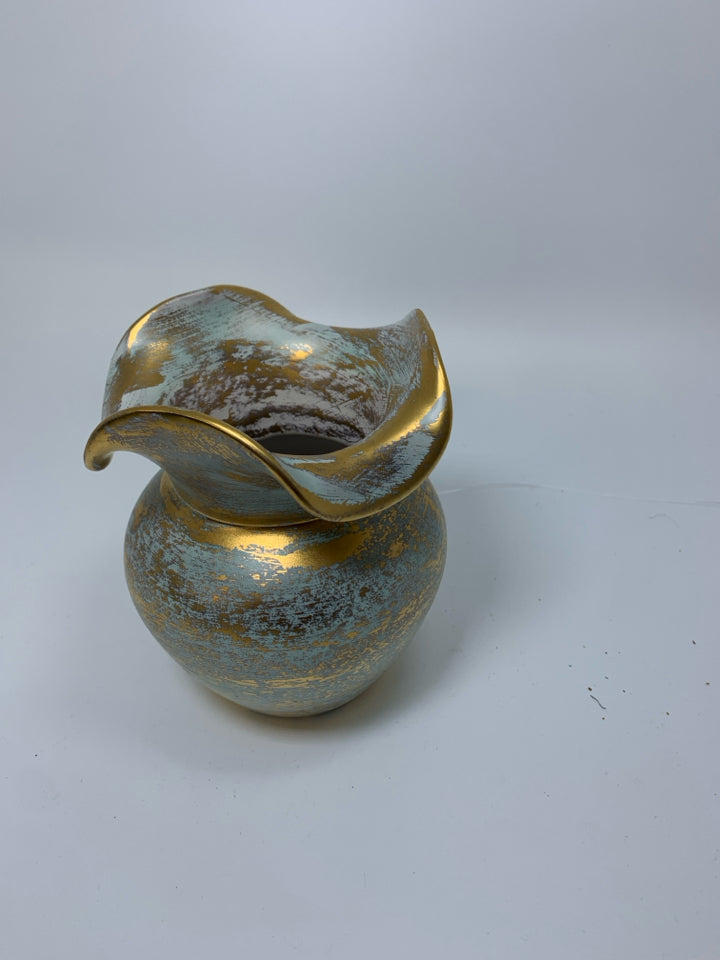 VTG ANTIQUE GOLD VASE W/ RUFFLED EDGE.