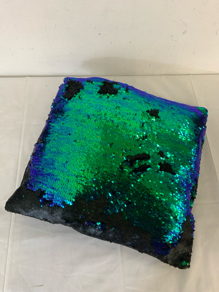 TWO WAY GLITTER PILLOW.