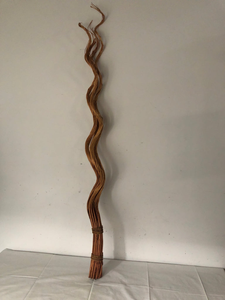 SWIRL WOOD FLOOR VASE FILLER.