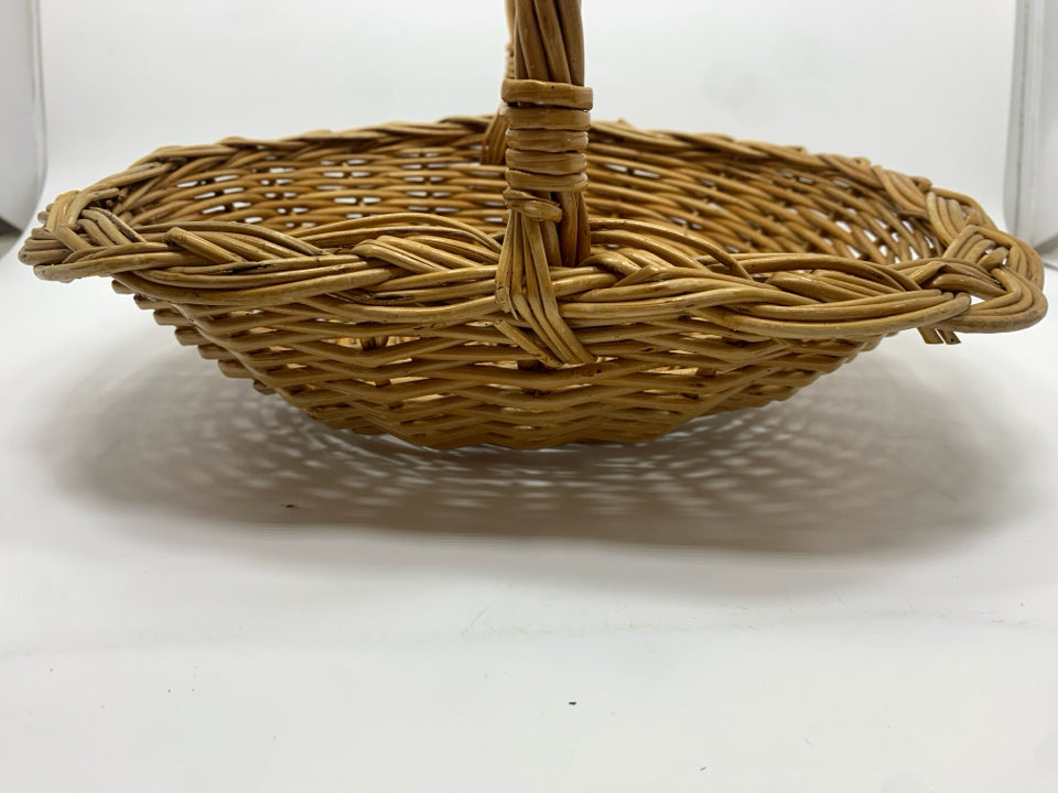 SHALLOW WICKER BASKET W/HANDLE.