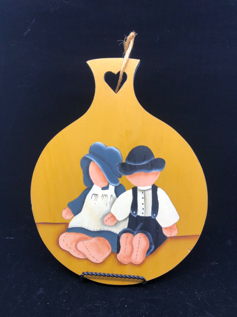 PRIMITIVE AMISH BOY AND GIRL WALL HANGING.