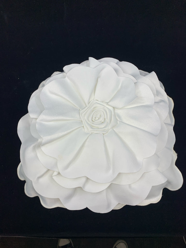 WHITE FLOWER PILLOW.