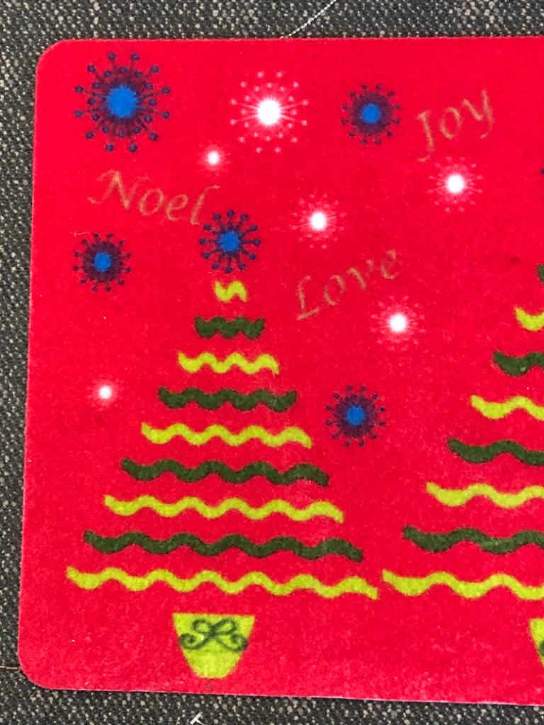 RED AND GREEN CHRISTMAS TREE WELCOME MAT.