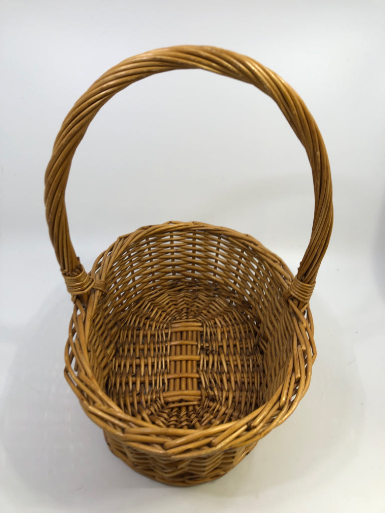 STURDY WICKER BASKET W/HANDLE.