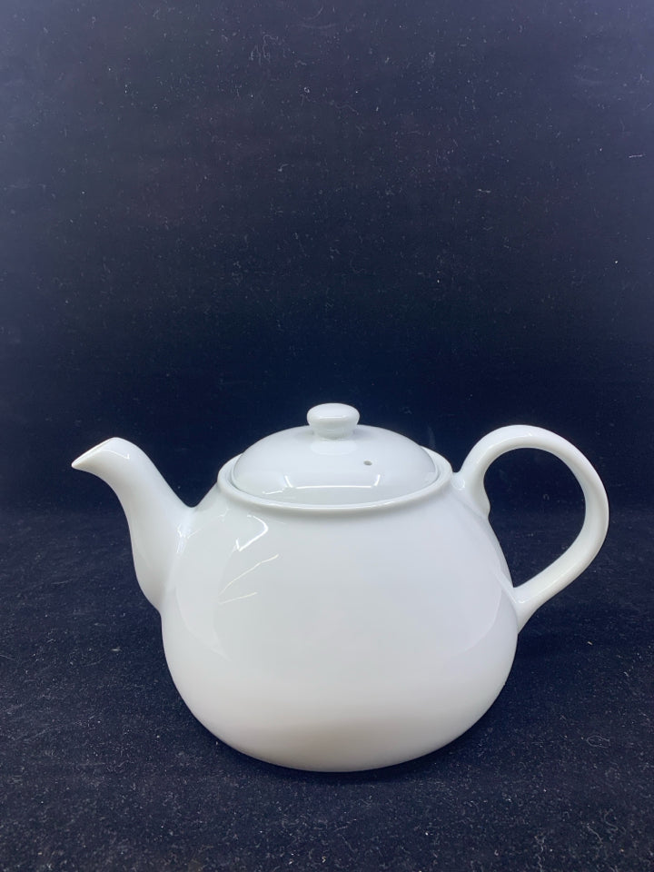 WHITE CERAMIC THRESHOLD TEAPOT.