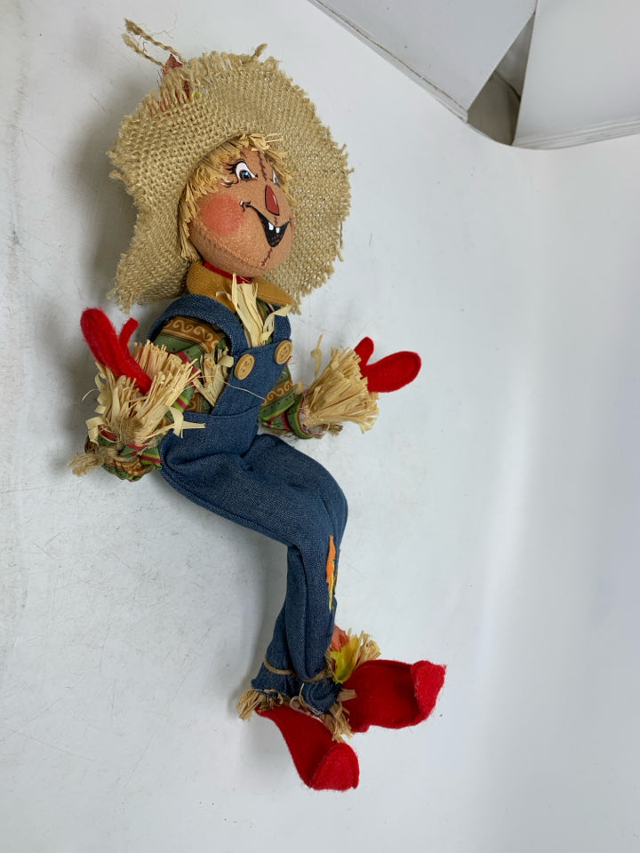 2015 ANNALEE BENDABLE SCARECROW.