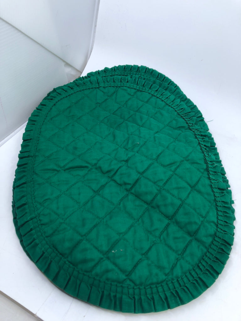 4 GREEN QUILTED OVAL PLACEMATS.