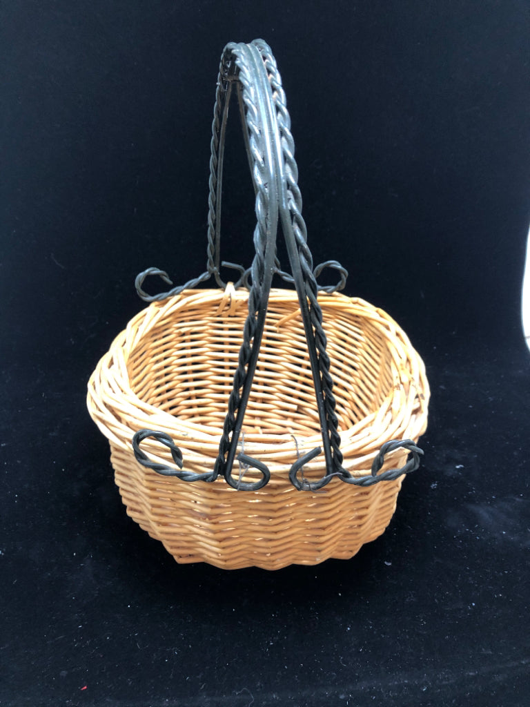 WICKER BASKET W/SCROLL METAL HANDLE.