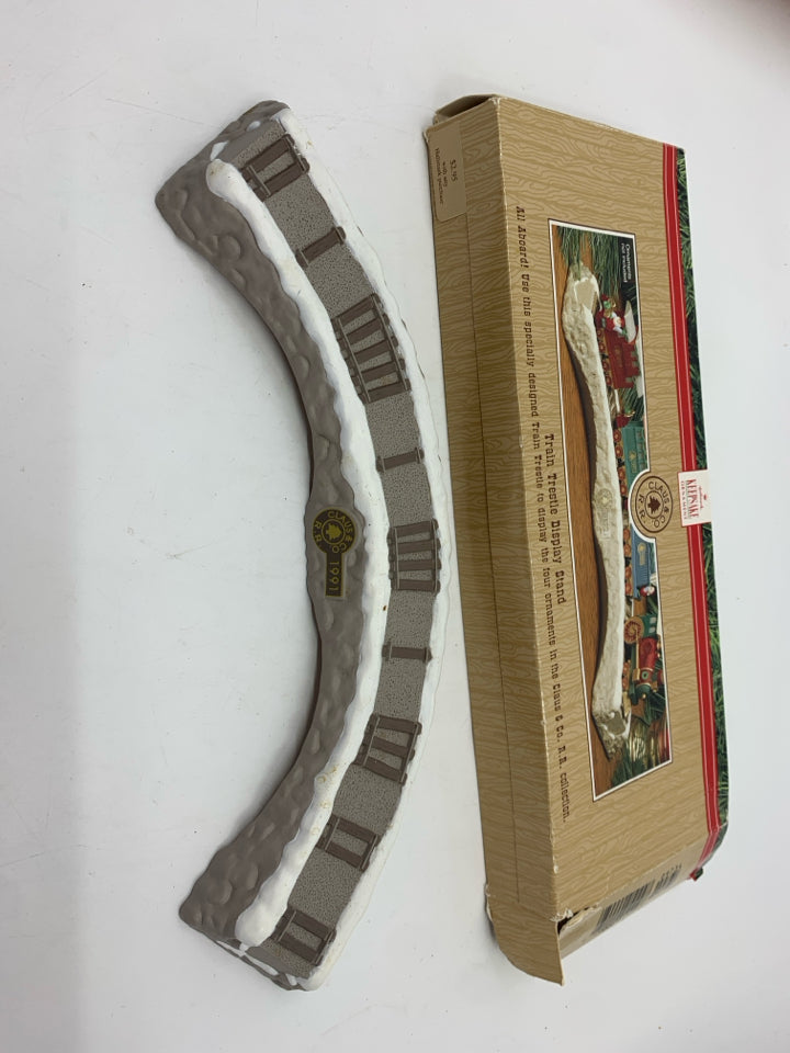 HALMARK TRAIN TRESTLE DISPLAY STAND IN BOX.